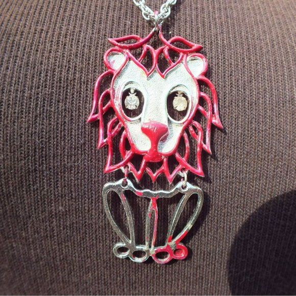 Large White Face Lion Necklace, Red and Silver Colors on Large Alloy Chain - Picture 3 of 8